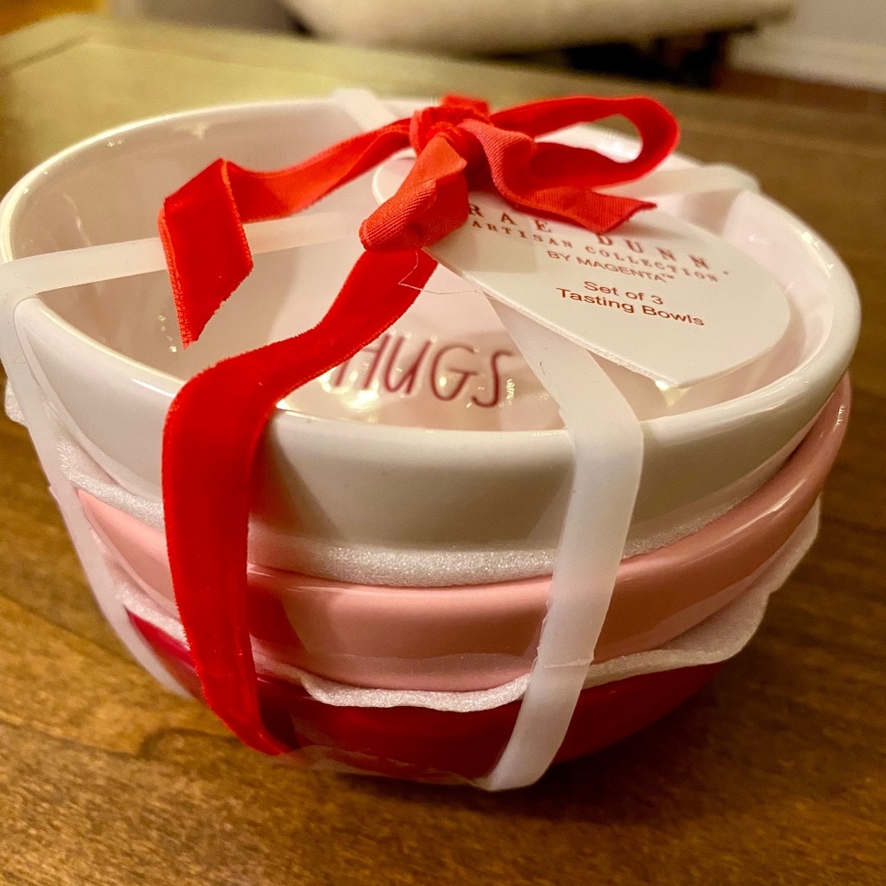 NEW Rae Dunn HUGS, KISSES, LOVE Valentine’s Day Tasting Bowls Set/3